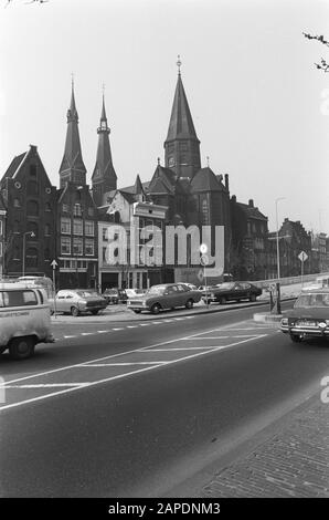 Kirchenbauten stehen unter Naturschutz Beschreibung: Amsterdam. Die Kirche Onze Lieve Vrouwe Immaculate Received, genannt De Posthoorn in den Gärten Haarlemmerhout, mit Blick auf den Chor und den Kreuzungsturm Datum: 28. Februar 1974 Standort: Amsterdam, Noord-Holland Schlüsselwörter: Architektur, Kirchenbauten, Kirchtürme, Kuppeln, Neogotik Stockfoto