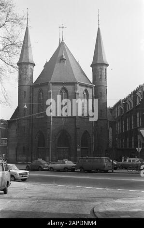 Kirchenbauten stehen unter Naturschutz Beschreibung: Amsterdam. St. Nikolaus und Barbarakerk, genannt De Liefde aan de Bilderdijkstraat Datum: 28. februar 1974 Standort: Amsterdam, Noord-Holland Schlüsselwörter: Architektur, Fassaden, Kirchenbauten, neugotisch, Portale, Fenster Stockfoto