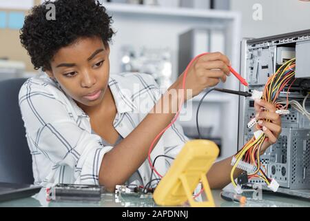 Techniker während der Spannungsmessung in Computerkabeln Stockfoto