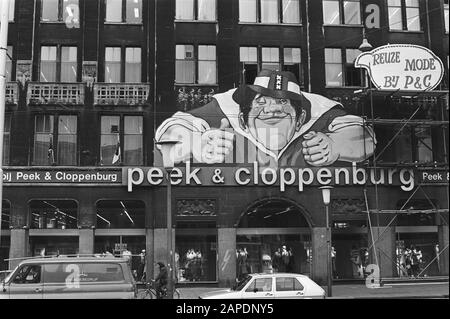 Amsterdam Giant City, großer Riese vor dem Kaufhaus façade Kalverstraat Datum: 24. Mai 1978 Standort: Amsterdam, Noord-Holland Schlüsselwörter: Giganten, Fassaden, Kaufhäuser Stockfoto