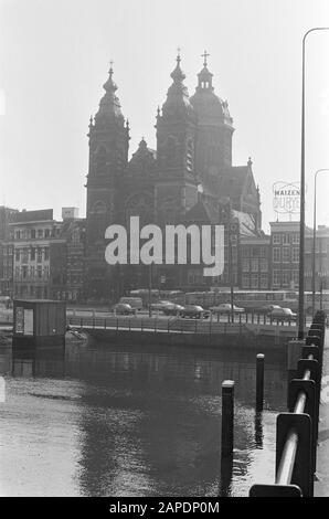 Kirchenbauten stehen unter Naturschutz Beschreibung: Amsterdam. St. Nikolauskirche am Prins Hendrikkade Datum: 28. Februar 1974 Standort: Amsterdam, Noord-Holland Schlüsselwörter: Architektur, Fassaden, Kanäle, Kanalhäuser, Katholizität, Kirchenbauten, Kirchtürme, Kuppeln, Neoenaissance, Portale Stockfoto