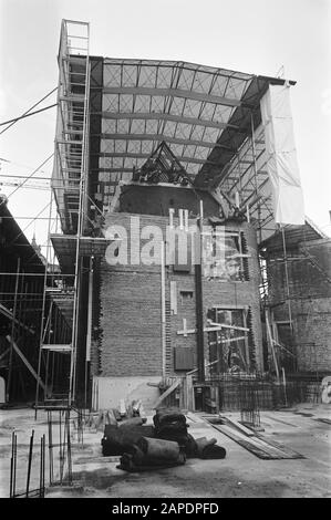 Das historische Museum von Amsterdams, das ehemalige Burger Waisenhaus, wird im Winter unter Kunststoffdach restauriert. Datum: 16. Dezember 1968 Standort: Amsterdam, Noord-Holland Schlüsselwörter: Kunststoff, Dächer, Museen Stockfoto