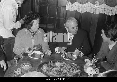 Amsterdamse Lido am Leidseplein wiedereröffnet; Geertsema und Frau Essen, hinterließen sie Wim Wagenaar Anmerkung: Auf tafel ein Gericht Delikatessenbekken Datum: 11. januar 1975 Ort: Amsterdam persönlicher Name: Geertsema, Molly, Wagenaar, Wim Name Der Einrichtung: Lido Stockfoto