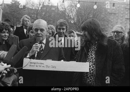 Amsterdamse Lido am Leidseplein wiedereröffnet; Herr Geertsema (Kommissar der Königin in Gelderland) und Piet Veerman (de Cats) Siehe auch den Zeitungsartikel von De Telegraaf: Geertsema in Volendam', 14. Januar 1975 Datum: 11. Januar 1975 Ort: Amsterdam, Noord-Holland Schlüsselwörter: Unterhaltung, Künstler, Eröffnungen, Politiker, Name: Persönliche Theater: Katzen Der Name Der Einrichtung: Lido Stockfoto