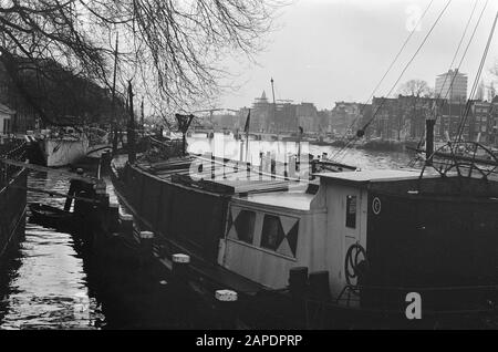 Amsterdamer Kanäle mit Hausbooten. Nummern 24.25 Amsterdamer Kanäle mit Hausbooten, Nummer 26A Autobus (van Enhabo) in Brouwersgracht/Datum: 10. Februar 1970 Schlüsselwörter: Canal, Hausboote, Busse Stockfoto