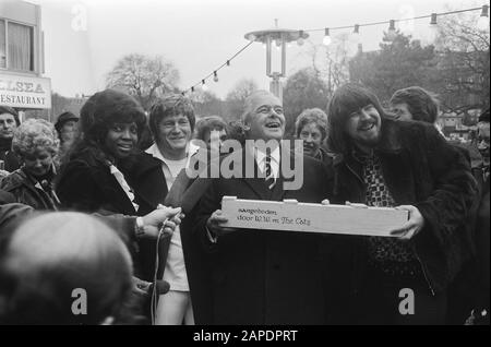 Lido von Amsterdam auf dem Leidseplein wiedereröffnet; Wim Wagenaar en vrouw (l), Geertsema (Kommissar der Königin in Gelderland) und Piet Veerman (der Popgruppe The Cats) Datum: 11. Januar 1975 Ort: Amsterdam, Noord-Holland Schlüsselwörter: Unterhaltung, Künstler, Eröffnungen, Politiker, Theater persönlicher Name: Geerna, Lido, Wagely, Wagely, Wagerman Stockfoto