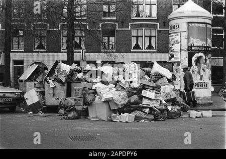 Die Reinigung der Stadt Amsterdam hört immer noch auf. Gestapelter Müll um die Container auf dem Gerard Douplein in Amsterdam Datum: 11. März 1982 Standort: Amsterdam, Noord-Holland Schlüsselwörter: CONTERS, HAUS, Stadtreinigung, Streiks Stockfoto