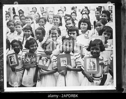 Wi [West Indies]/Anefo London Serie Beschreibung: Aruba Schoolgirls with Portraits of the Princesses and Royal Family Annotation: Repronegative Date: 1940-1945 Ort: Aruba Keywords: Population, Children, World war II Stockfoto