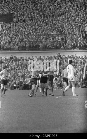 Die Niederlande gegen Bulgarien 4:2 im Olympiastadion jubelten niederländische Spieler von links K. Rijvers, H. Groot, T. van de Linden und Mijnals /. Ort: Niederlande, Bulgarien; Stockfoto