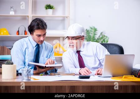 Die beiden Architekten, die auf dem Projekt arbeiten Stockfoto