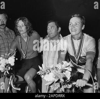 Radweltmeisterschaften 1979 im Olympiastadion Amsterdam, Verfolgung bei den Damen. Weltmeister Keetin van Oosten-Hage (r), Anne Möhlmann-Riemsma, die den zweiten Platz (l) und Trainer Cor Bijster (m) belegte; Stockfoto