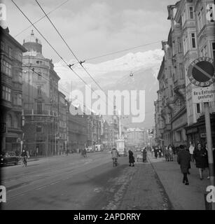 Winter in Tyrol Beschreibung: AnnasÃ¤ule in der Maria-theresien-straÃe mit Hintergrund die Nordkette Datum: Januar 1960 Ort: Innsbruck, Österreich, Tyrol Schlüsselwörter: Berge, Radfahrer, skiÃ "n, Städte, Straßenaufnahmen, Fußgänger, Winter Stockfoto