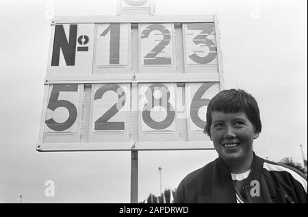 Niederländische Leichtathletik-Meisterschaften Groningen 1968 Beschreibung: Anneke de Bruin-van Dijk (Diskuswurf), verbesserte seinen Rekord, der durch das Schild Datum dargestellt wird: 4. August 1968 Ort: Groningen (prov.), Groningen (Stadt) Schlagwörter: Leichtathletik, Diskuswerfen, Porträts, Sport persönlicher Name: Broin-van Dijk, Anneke de Stockfoto