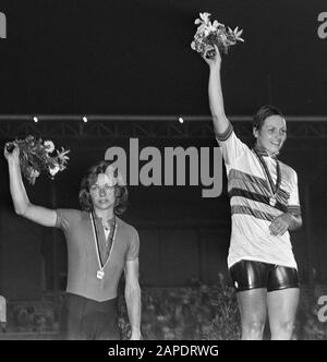 Radweltmeisterschaften 1979 im Olympiastadion Amsterdam, Verfolgung bei den Damen Beschreibung. Bei der Zeremonie wurde Anne Möhlmann (l), Weltmeisterin Keetie van Oosten-Hage mit Regenbogentrikot (m), Stockfoto