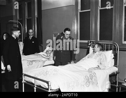 HIE [Holland in England]/Anefo London Serie Beschreibung: Besuch von Prinz Bernhard im St. Joseph Hospital in Preston Datum: 1944 Ort: Großbritannien, Preston Schlüsselwörter: Besuche, Patienten, Prinzen, Weltkrieg, Krankenhäuser persönlicher Name: Bernhard (Prinz Niederlande) Stockfoto