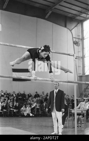 Niederländische Turn-Meisterschaften für Frauen in Amsterdam Beschreibung: Ans van Gerwen (PSV) (Gewinner der Goldmedaille) auf der Brücke mit ungleichmäßigen Lagen Datum: 12. April 1970 Ort: Amsterdam, Noord-Holland Schlagwörter: Turnen Personenname: Gerwen, A. van Stockfoto