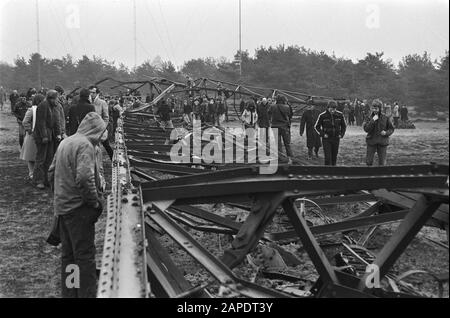 Antennemast lange Gerrit von Radio Kootwijk niedergeschlagen; der abgespannte Mast Datum: 21. März 1980 Schlagwörter: Masten, Radio Stockfoto