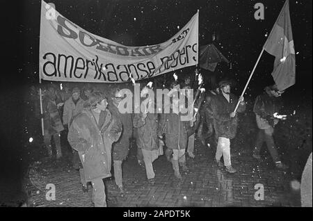 Antiamerikanische Demonstration in Amsterdam Datum: 21. Februar 1968 Ort: Amsterdam, Noord-Holland Schlüsselwörter: Demonstrationen Stockfoto