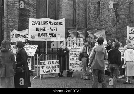 Abtreibungsgegner (mit Vater Koopman) am Binnenhof den Haag Datum: 11. August 1977 Ort: Den Haag, Süd-Holland Schlüsselwörter: Abtreibungen, Väter Stockfoto