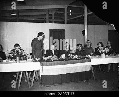 HIE [Holland in England]/Anefo London Serie Beschreibung: Besuch von Prinzessin Juliana beim kürzlich gegründeten Women's Help Corps. Die Kommandantin Mrs. C.E. SMIT - Dyserinck, hält eine Rede Anmerkung: Rechts Emmy Rutten-Broekman Datum: September 1944 Ort: Großbritannien, Wolverhampton Schlüsselwörter: Besuche, Mahlzeiten, Militär, Offiziere, Prinzessinnen, Reden, Weltkrieg persönlicher Name: Juliana (Prinzessin Niederlande), Rutten-Broekman, Emmy, Smit-Dyserinck, C.E. Name der Einrichtung: Frauen-Hilfskorps Stockfoto