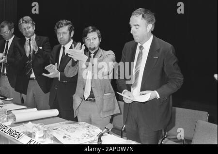 Aufgabe ARP; letztes Treffen der ARP im Zusammenhang mit CDA Beschreibung: Applaus für Hans de Boer (r), zusätzlich von links Bukman, Van Houwelingen und Kuiper Anmerkung: Aufgabe ARP Datum: 27. september 1980 Ort: Amsterdam, Noord-Holland Schlüsselwörter: Politische Parteien, Treffen persönlicher Name: Boer, Hans de, Bukman, Piet, Houwelingen, Jan van, Kuiper, D.Th. Name der Einrichtung: ARP Stockfoto