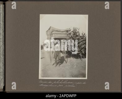 Fotoalbum Deli Maatschappij: Firma Loeboe Dalam Beschreibung: Arbeiter, die Tabakblätter zum Trockenschuppen bei der Firma Loeboe Dalam an der Ostküste Sumatras transportieren Anmerkung: Aufschrift: Transport der Tabakblätter zur Trockenscheune: Pro Picolan. Picolan ist das malaiische Wort für yok Datum: 1930 Ort: Indonesien, Loeboe Dalam, Lubu Dalam, Niederländische Ostindien, Sumatra-Schlüsselwörter: Arbeiter, Plantagen, Tabak Stockfoto