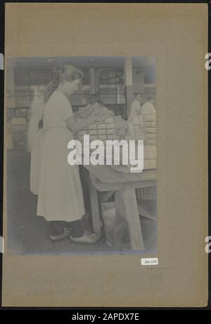 Royal Stearine Candle Factory in Gouda Beschreibung: [...]. Arbeiter packen Kerzen in [vermutlich] Datum: Undatierte Schlüsselwörter: Arbeiter, Kerzenfabriken Stockfoto