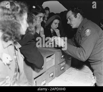 Amerikanischer Militärfriedhof bei Margraten Beschreibung: Amerikanisches Militär in Kartons umgeben von jungen Frauen Datum: 12. November 1945 Ort: Margraten Schlüsselwörter: Armeen Stockfoto