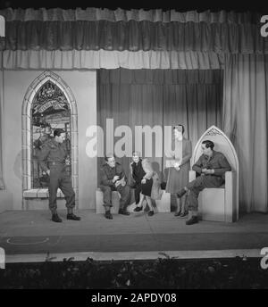 Armee [Armee] Anefo London Serie Beschreibung: Armee 564 Der Bühnenverwalter und sein Assistent. Spiel, das von Mitgliedern der Streitkräfte inszeniert wird. Das Camp der niederländischen Armee in Wolverhampton. Theateraufführung von Angehörigen der Streitkräfte Datum: Dezember 1941 Stockfoto