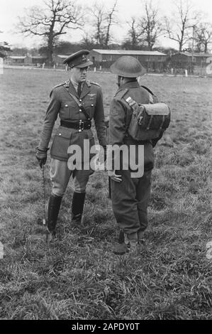 Armee [Armee] Anefo London Serie Beschreibung: Armee 602 Prinz Bernhard spricht mit einem privaten der niederländischen Streitkräfte während eines seiner Besuche bei der Brigade. Das Camp der niederländischen Armee in Wolverhampton. Prinz Bernhard besucht die niederländische Brigade. Prinz Bernhard spricht mit einem Soldaten der niederländischen Streitkräfte. Datum: 1942 Ort: Großbritannien Schlagwörter: Armee, Offiziere, Fürsten, Soldaten, Weltkrieg persönlicher Name: Bernhard, Fürst Stockfoto