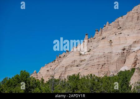 Sonniger Blick auf das berühmte Kascha Katuwe Tent Rocks National Monument in New Mexico Stockfoto