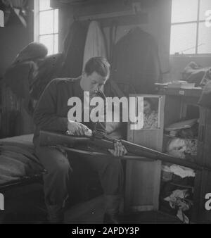 Army [Army] Anefo London Serie Beschreibung: Army 640 Care for his Weapons, but his Thoughts are far away. Das Camp der niederländischen Armee in Wolverhampton. Das tägliche Leben im Camp. Kümmern Sie sich um seine Waffe, aber seine Gedanken sind weit entfernt. Datum: August 1943 Stockfoto