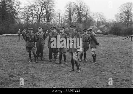 Armee [Armee] Anefo London Serie Beschreibung: Armee 627 Offiziere des westlichen Kommandos, die niederländische Truppen während einer Übung beobachten. Das Camp der niederländischen Armee in Wolverhampton. Britische Behörden besuchen das holländische Lager. Offiziere des Westkommandos beobachten niederländische Truppen während einer Übung. Anmerkung: General Edmond Schreiber, Kommandeur Western Command, ganz vorne rechts. (1942'1944). Neben ihm Major General Phaff Datum: Juli 1943 Ort: Großbritannien Schlüsselwörter: Besuche, Lager, Armee, Offiziere, Weltkrieg persönlicher Name: Gen. Paget, Irene, Prinzessin Stockfoto