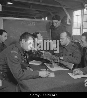 Armee [Armee] Anefo London Serie Beschreibung: Armee 643 Bren-gun Anweisung. Ehrenamtliche tragen Sternabzeichen. Das Camp der niederländischen Armee in Wolverhampton. Das tägliche Leben im Camp. Anweisungen von Brengun. Freiwillige tragen einen weißen Stern an den Ärmeln. Datum: August 1943 Ort: Großbritannien Schlagwörter: Lager, Armee, Soldaten, Weltkrieg Stockfoto