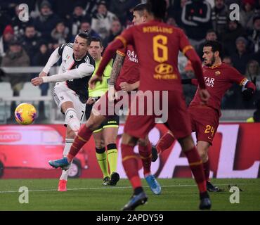 Turin, Italien. Januar 2020. Cristiano Ronaldo (1. L) des FC Juventus tritt beim Viertelfinal-Fußballspiel des italienischen Fußballs zwischen dem FC Juventus und Roma in Turin, Italien, 22. Januar 2020 an. Kredit: Alberto Lingria/Xinhua/Alamy Live News Stockfoto