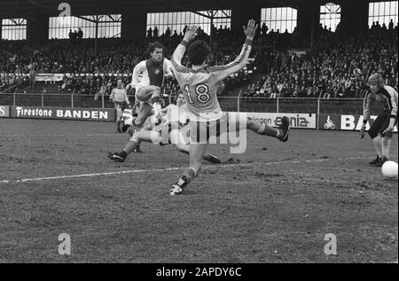 AJAX gegen den FC Utrechter Beschreibung: Arnesen erzielt 1. Tor entlang der Kruijk (18) und Torhüter van Breukelen (rechts) Datum: 25. März 1979 Ort: Amsterdam, Noord-Holland Schlüsselwörter: Sport, Fußball Personenname: Arnesen, Frank, Breukelen, Hans van, Kruijk, Ton de Stockfoto