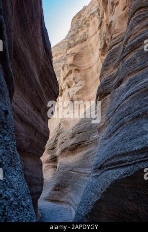 Sonniger Blick auf das berühmte Kascha Katuwe Tent Rocks National Monument in New Mexico Stockfoto