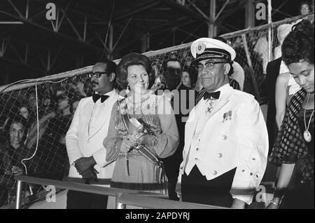 Suriname: Unabhängigkeit am 25/11 usw.; Feierlichkeiten im Paramaribo-Stadion (Flaggenwechsel etc.), v. l.l. Arron, Beatrix und Ferrier; Stockfoto