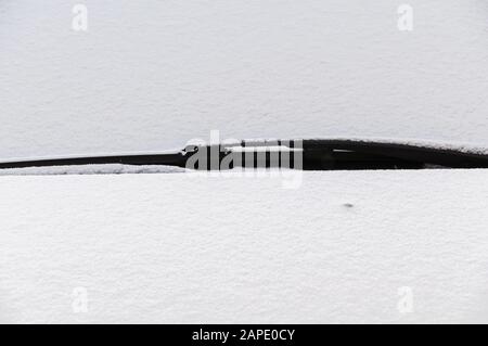 Schneebedeckte Motorhaube und Scheibenwischer Stockfoto