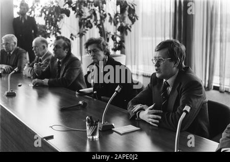 Assen, Tag nach dem Ende der Geiselnahme in der Provinziehuis; Vizepremier Wiegel gibt eine Pressekonferenz. Links von ihm die königin in Drenthe, Mrs. A. P. Schilthuis; Assen, Tag nach dem Ende der Geiselnahme im Provinziehuis; Vizepremier Wiegel gibt eine Pressekonferenz. Links von ihm die königin in Drenthe, Mrs. A. P. Schilthuis; Stockfoto