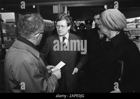 Assen, Tag nach dem Ende der Geiselnahme in der Provinziehuis: Vizepremier Wiegel und königinekommissarin in Drenthe Mrs. A. P. Schilthuis in Assen, Tag nach dem Ende der Geiselnahme im Provinziehuis: Vizepremier Wiegel und der Kommissar der Königin in Drenthe Frau A.P. Schilthuis in Gesprächen; Stockfoto