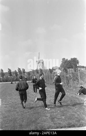 Eröffnung des Sportparks Elzenhage Beschreibung: Athleten trainieren nach Eröffnung der Unterkunft Datum: 25. August 1968 Ort: Amsterdam, Noord-Holland Schlüsselwörter: Athleten, Trainings Stockfoto