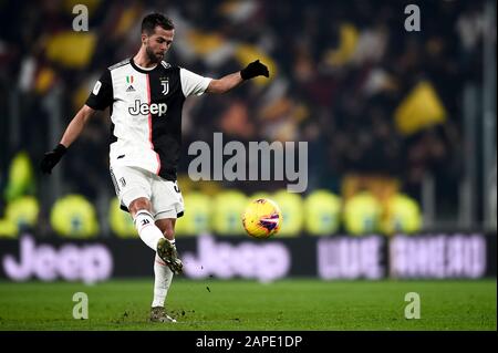 Turin, Italien - 22. Januar 2020: Miralem Pjanic von Juventus FC tritt während des Coppa Italia Fußballspiels zwischen Juventus FC und AS Roma den Ball an. Kredit: Nicolò Campo/Alamy Live News Stockfoto