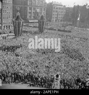 Fünfzigjähriges Regierungsjubiläum von Königin Wilhelmina Beschreibung: Aubade op de Dam von 19000 Sängern, Sängern und Schulkindern, angeführt von dem 80-jährigen Dirigenten Fred. J. Roeske (im Vordergrund). Datum: 31.August 1948 Ort: Amsterdam, Noord-Holland Schlüsselwörter: Dirigenten, Jahrestage, Königshaus, Chöre persönlicher Name: Roeske, F.J. Stockfoto