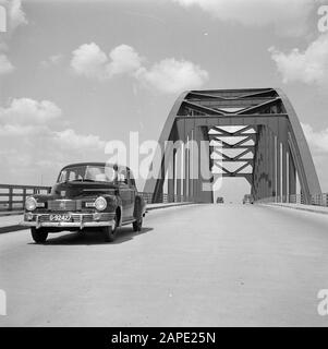 Verkehrswege und Brücken in den Niederlanden Beschreibung: Auto auf einer Brücke in der Nähe von Utrechter Datum: 1. Juni 1952 Standort: Utrechter (Provinz) Schlüsselwörter: Autos, Brücken, Autobahnen Stockfoto