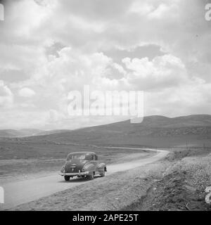 Israel 1948-1949: Unterwegs nach Jerusalem Beschreibung: Auto auf einer Straße durch die Berge Datum: 1948 Ort: Israel Schlagwörter: Autos, Berge, Panoramas, Straßen, Wolken Stockfoto