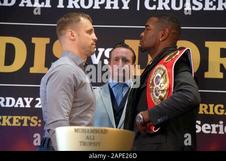 Riga, Lettland. Januar 2020. Yuniel Dorticos (R) aus Kuba und Mairis Briedis (L) aus Lettland nehmen an einer Medienveranstaltung vor ihrem bevorstehenden Finale der World Boxing Super Series Cruiserweight in Riga, Lettland, am 22. Januar 2020 Teil. Der Kampf findet am 21. März in Riga, Lettland, statt. Credit: Edijs Palens/Xinhua/Alamy Live News Stockfoto