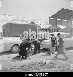 Naher Osten 1950-1955: Libanon Beschreibung: Autos und Zollbeamte am Grenzposten Syrien und Libanon Grenzposten zwischen Syrien und Libanon Datum: 1950 Ort: Libanon Schlüsselwörter: Autos, Zoll, Grenzposten Stockfoto