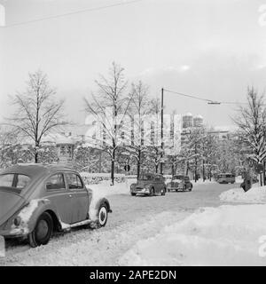 Besuch in München Beschreibung: Auto im Schnee in der Max-Jospehstraße Ãe Datum: 1. Dezember 1958 Standort: Bayern, Deutschland, München, Westdeutschland Schlagwörter: Schnee, Stadtverkehr, Straßenbilder, Winter Stockfoto