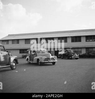 Reisen nach Suriname und die niederländischen Antillen Beschreibung: Autos für die offiziellen Pensionen ('Pasanggrahan') am Schottegat am Curaçao Datum: 1947 Ort: Curaçao Schlüsselwörter: Autos, Hotels Stockfoto